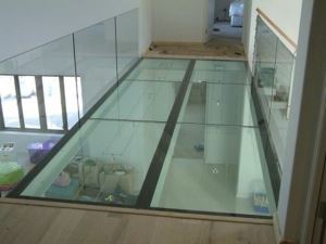 زجاج مغلف للأرضيات