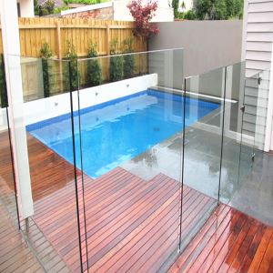 سياج حمام سباحة من الزجاج المقسى