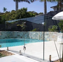 سور المسبح الزجاجي المقسى