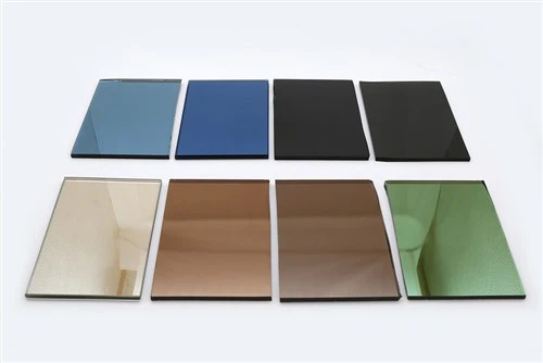 زجاج ملون وعاكس